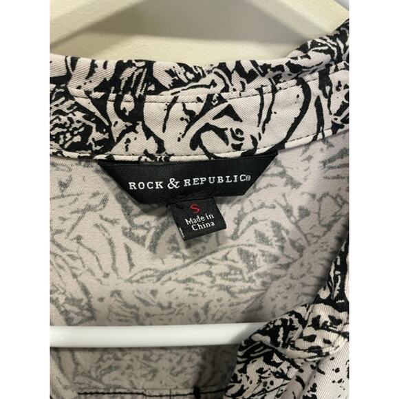 Rock & Republic Women's Rose Print Button Up Shirt Black Print Size Small - Picture 3 of 8